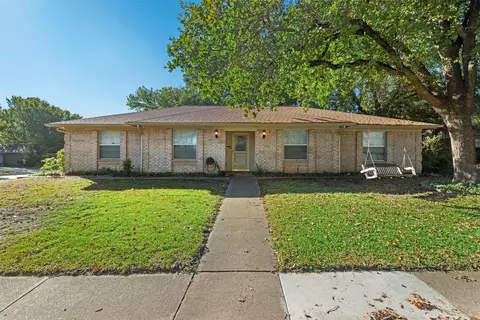 901 Woodhaven Ct, Euless, TX 76039