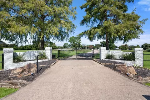2 Woodland Dr, Mansfield, TX 76063