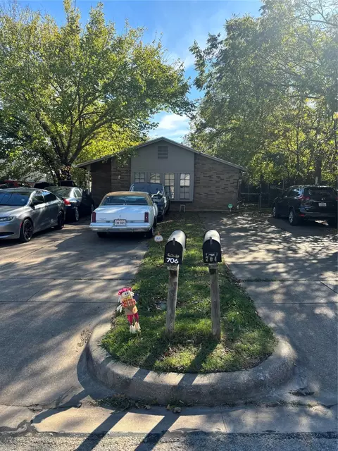 704 Peach St, Arlington, TX 76011