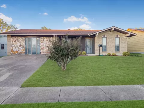 370 Stoneport Dr, Dallas, TX 75217