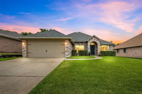 810 Ogden Dr, Arlington, TX 76001