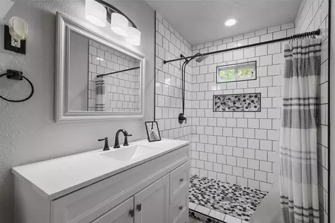 Bath - 609 Springtime Dr, Cedar Hill, TX 75104 photo 1 of 2
