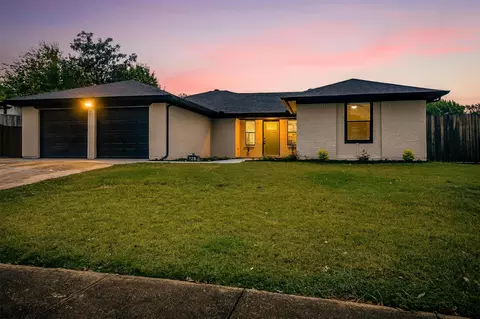 228 Haywood Dr, Benbrook, TX 76126