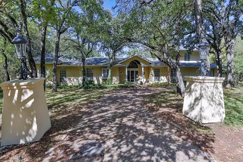 8 Twin Lakes Ct, Arlington, TX 76016