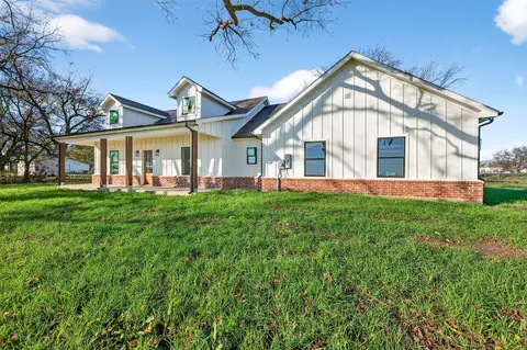 5243 Old Town Rd, Whitesboro, TX 76273