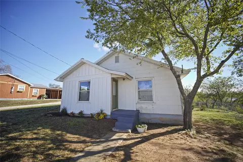 314 N 3rd St, Jacksboro, TX 76458