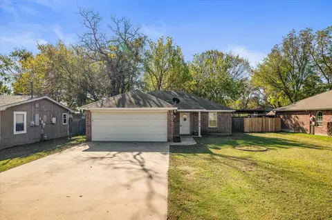 412 E Locust St, Collinsville, TX 76233