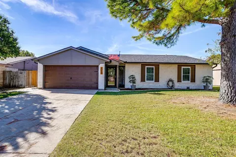 529 Parkview Dr, Burleson, TX 76028