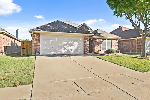 9013 River Falls Dr, Fort Worth, TX 76118