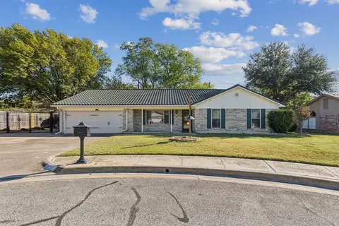 3320 Robinhood Ct, Bedford, TX 76021