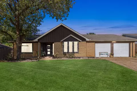 708 Glenhaven Dr, Hurst, TX 76054