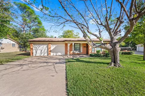 900 Russell Ln, Bedford, TX 76022