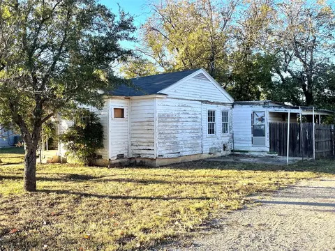 900 W 4th St, Brady, TX 76825