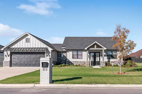 312 James St, Mabank, TX 75147