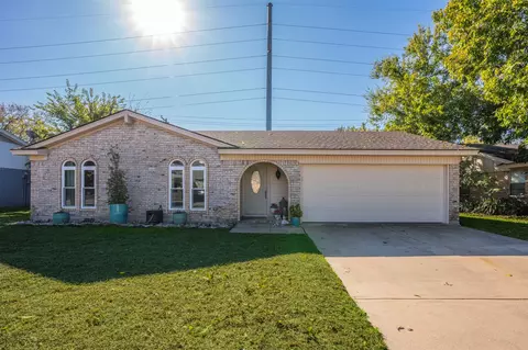 916 Springdale Rd, Bedford, TX 76021