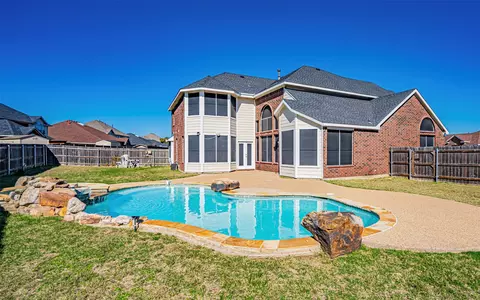 621 Gardenia St, Desoto, TX 75115