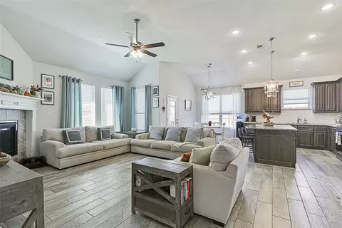 98 N Highland Dr, Sanger, TX 76266