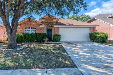 1037 Highland Station Dr, Saginaw, TX 76131