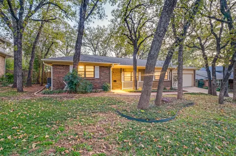 625 Circleview Dr S, Hurst, TX 76054