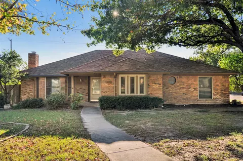 10173 Regent Row St, Benbrook, TX 76126