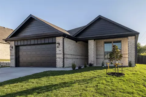 700 Hackamore St, White Settlement, TX 76108