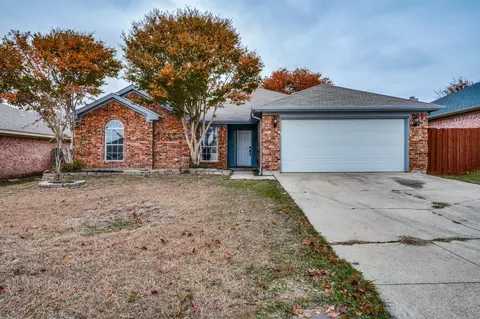 3805 Periwinkle Dr, Fort Worth, TX 76137