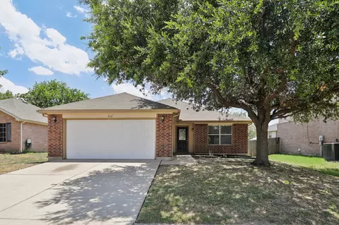 812 Flamingo Dr, Saginaw, TX 76131