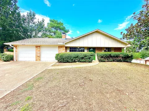 2210 Oakridge Dr, Gladewater, TX 75647