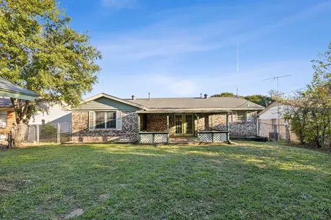 Exterior - 1414 Phillips St, Cleburne, TX 76033 photo 3 of 4