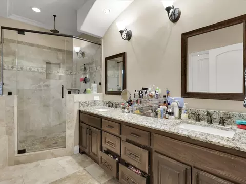 Bath - 1557 E Springcrest Cir, Lancaster, TX 75134 photo 3 of 5