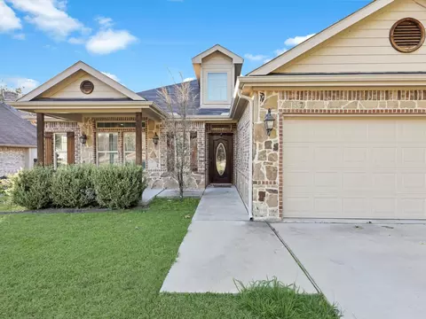 Exterior - 1557 E Springcrest Cir, Lancaster, TX 75134 photo 4 of 8