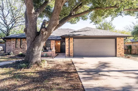 808 Ridgeview Dr, Burleson, TX 76028