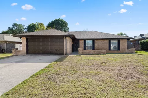 502 Bayberry Ln, Euless, TX 76039