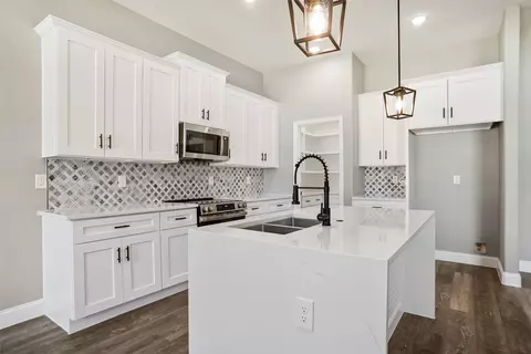 4913 Wichita St, Granbury, TX 76048
