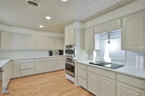 Kitchen - 558 Apache Ln, Abilene, TX 79601 photo 2 of 5