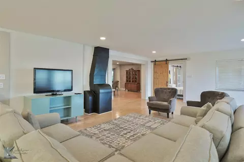 Living - 558 Apache Ln, Abilene, TX 79601 photo 4 of 4