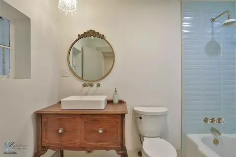 Bath - 558 Apache Ln, Abilene, TX 79601 photo 5 of 6