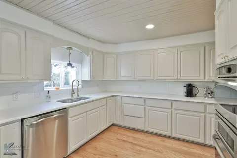 Kitchen - 558 Apache Ln, Abilene, TX 79601 photo 3 of 5