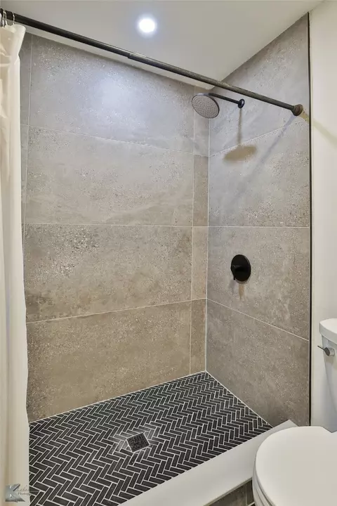Bath - 558 Apache Ln, Abilene, TX 79601 photo 4 of 6