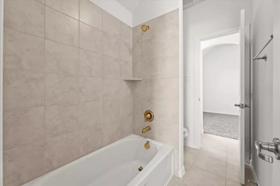 Bath - 2310 Prairie Glen St, Lewisville, TX 75056 photo 4 of 4