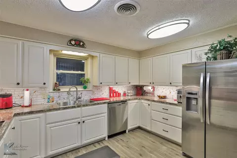 Kitchen - 604 N 19th St, Haskell, TX 79521 photo 4 of 6