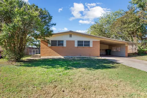 106 Blakeney St, Stephenville, TX 76401