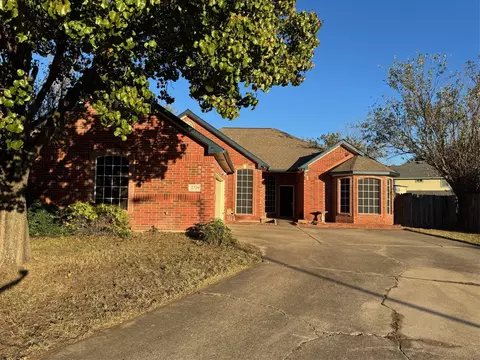 2729 Oak Hollow Dr, Grand Prairie, TX 75052