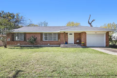 106 College St, Joshua, TX 76058