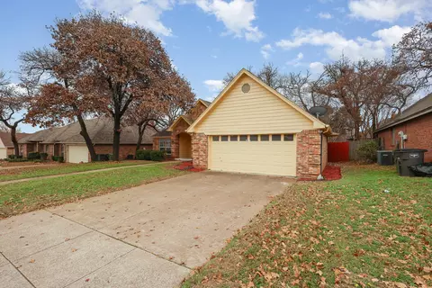 7504 Oak Park Dr, North Richland Hills, TX 76182