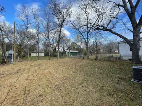 Exterior - 607 W Baker St, Denison, TX 75020 photo 3 of 3