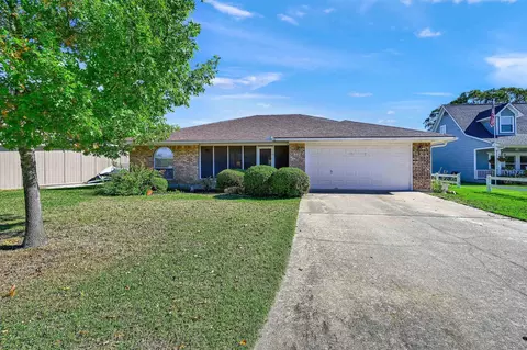 533 Kiowa Dr E, Lake Kiowa, TX 76240