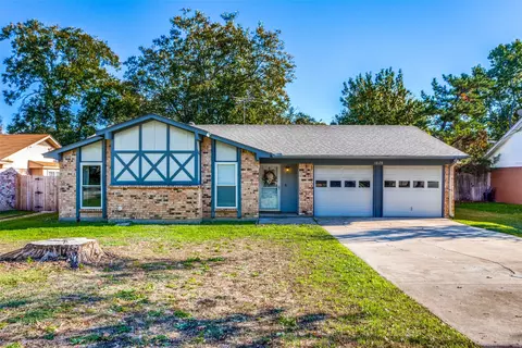 1628 S Timber Ct, Benbrook, TX 76126