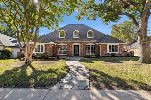 9608 Vista Oaks Dr, Dallas, TX 75243