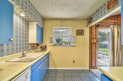 Kitchen - 2016 Sandy Trl, Richardson, TX 75080 photo 2 of 4